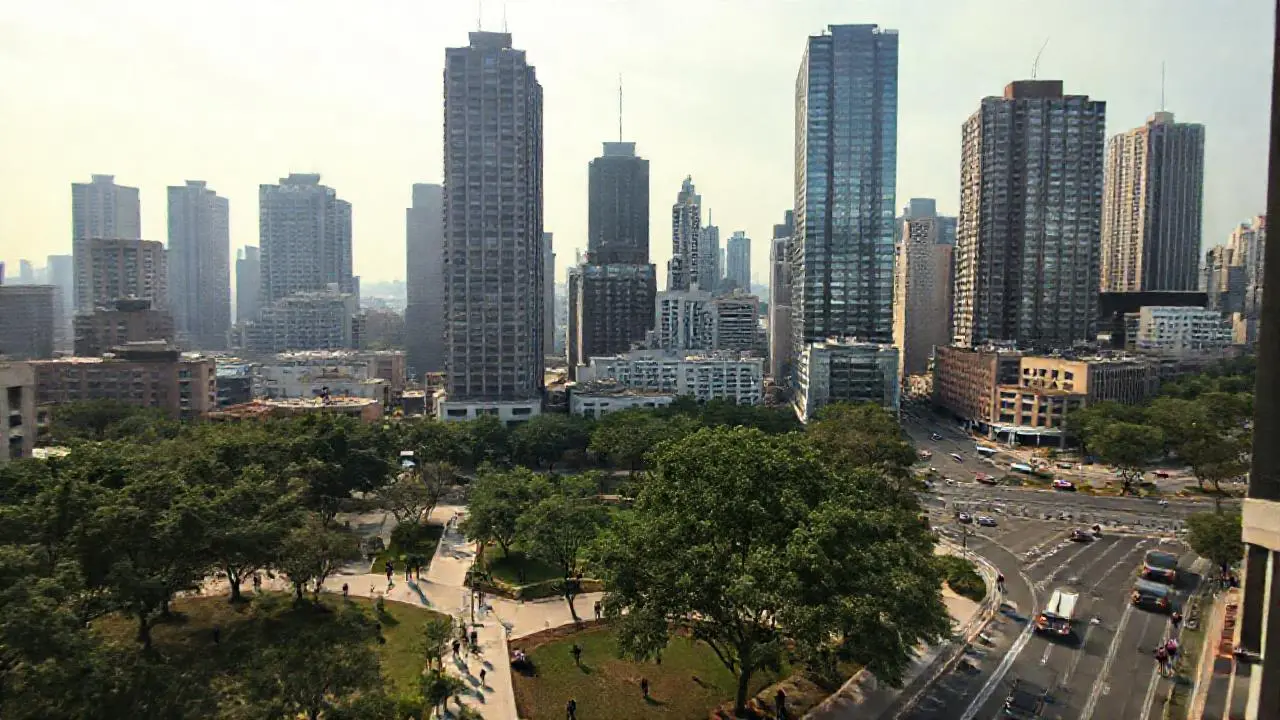 Ciudad moderna, amplia, brumosa y distante