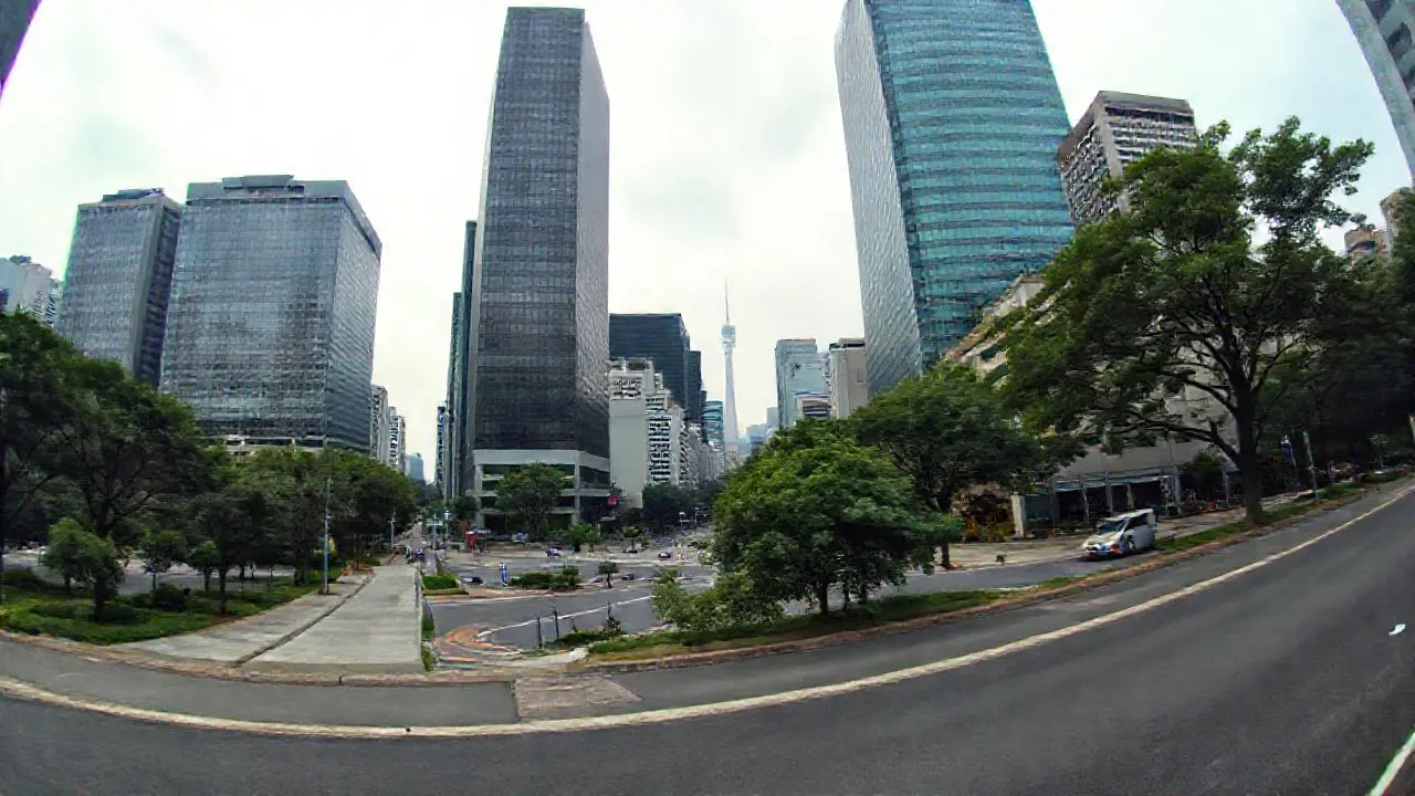 Escena urbana moderna, gris y atmosférica