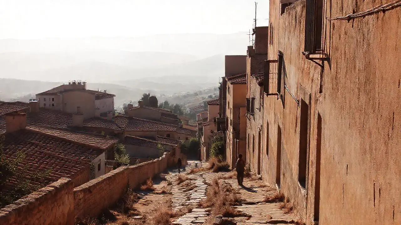 Pueblo antiguo, tranquilo y soleado