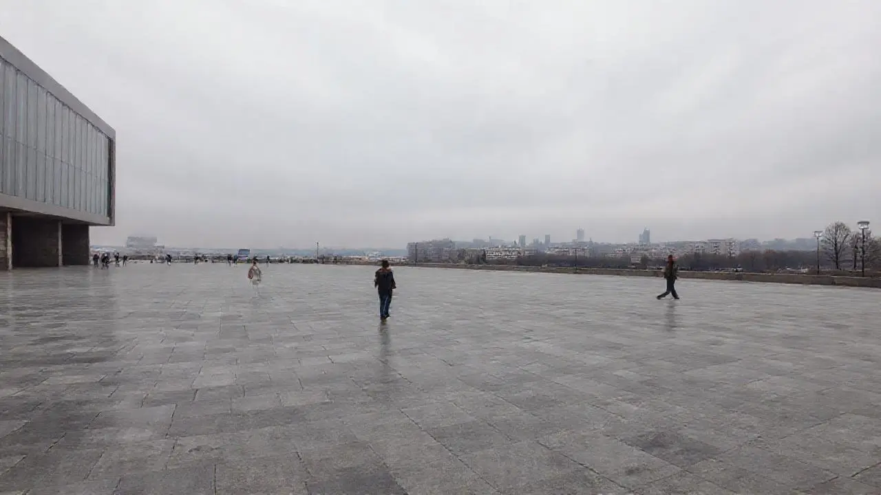 Entorno urbano extenso, sereno y realista