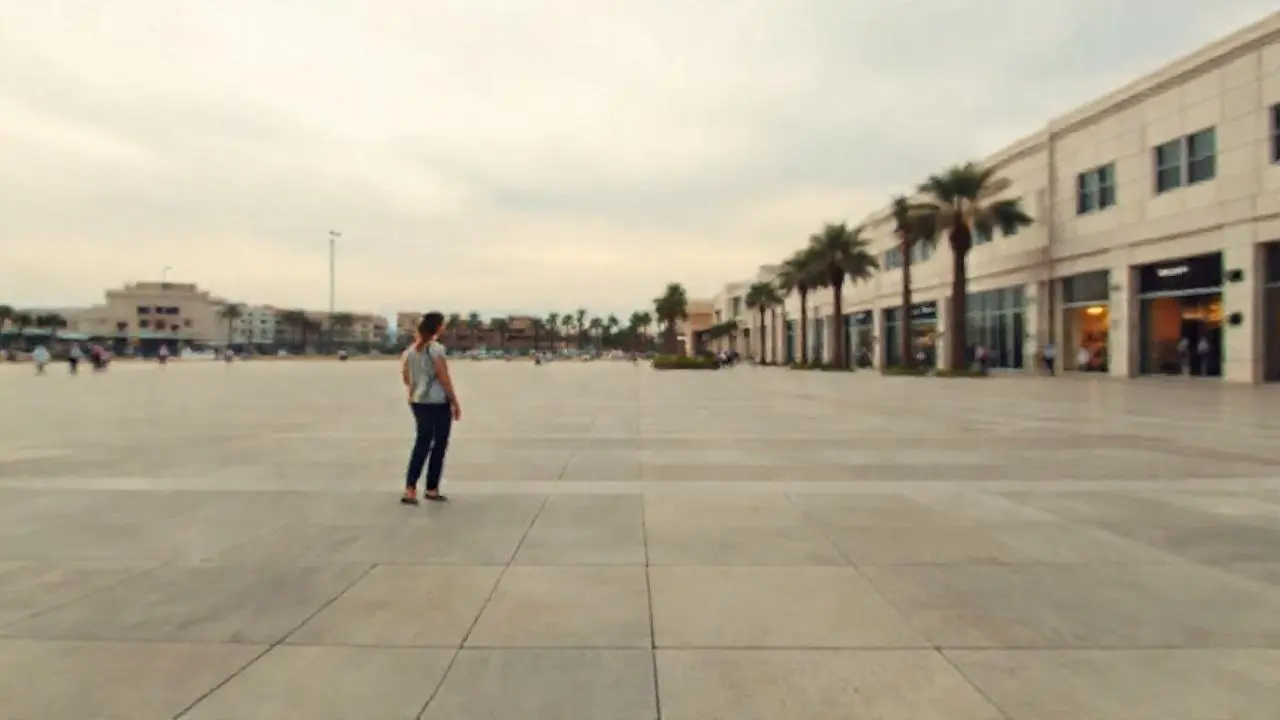 Plaza urbana amplia, atmósfera suave y serena