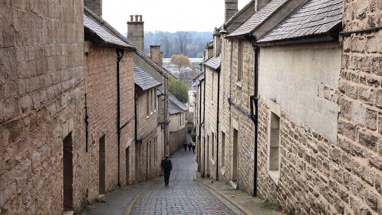 Calle antigua, edificios de piedra y ambiente sereno