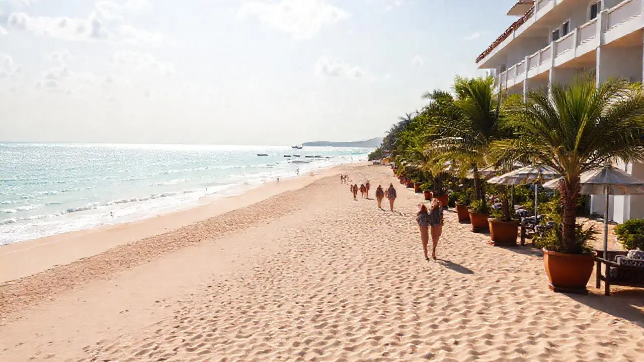 Playa serena, luz cálida, ambiente relajado