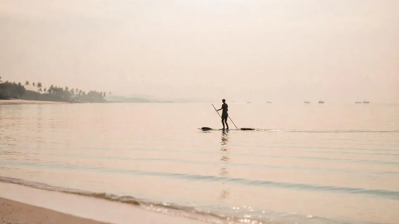 Paz serena en un paisaje costero