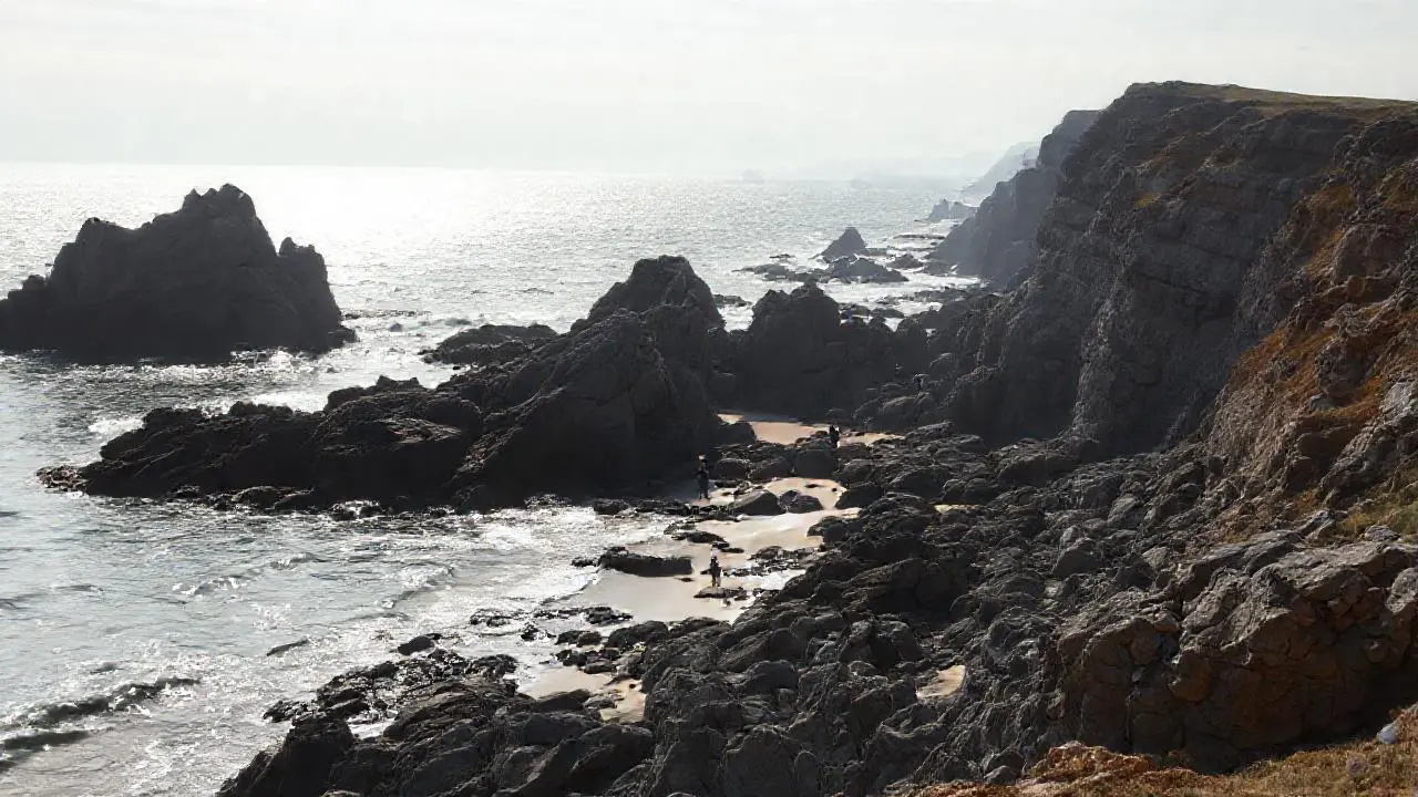 Costa agreste, melancólica y distante