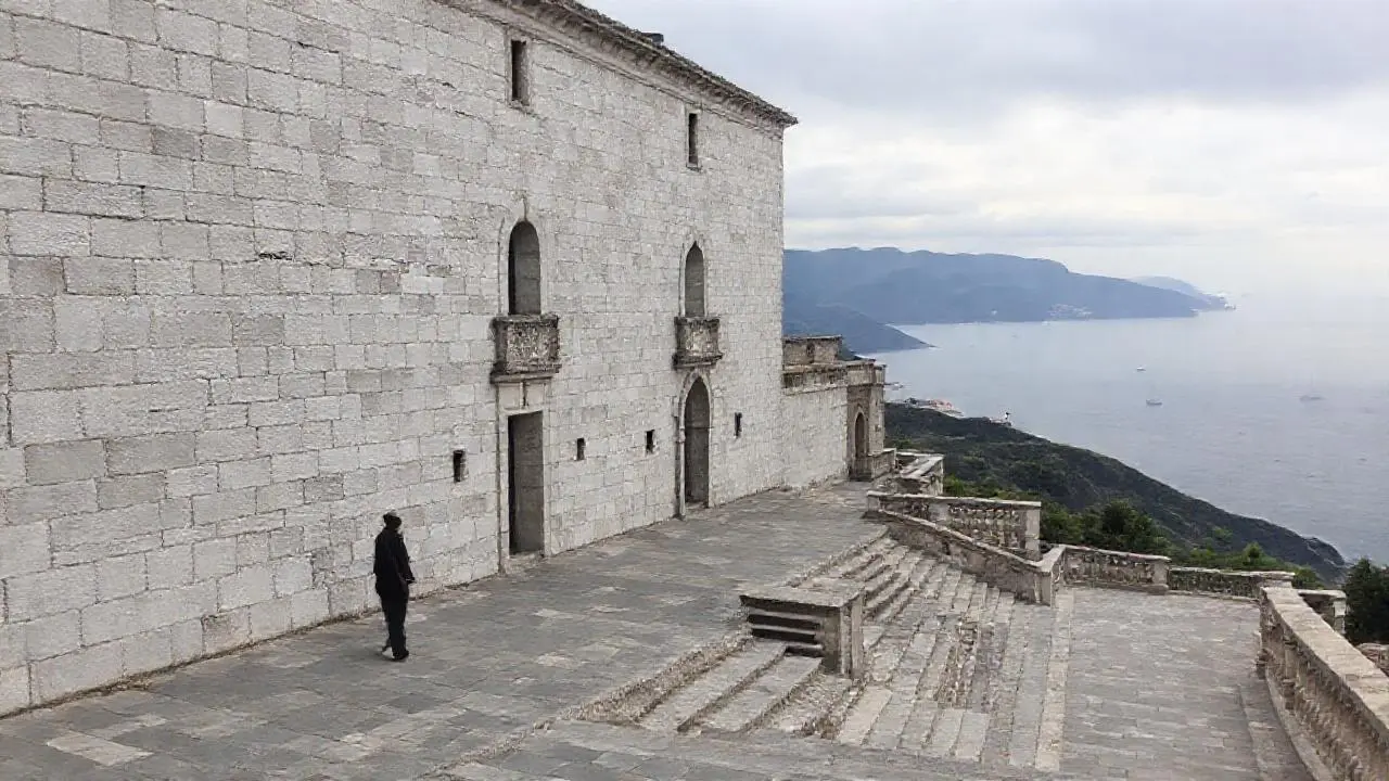 Escena costera tranquila y serena