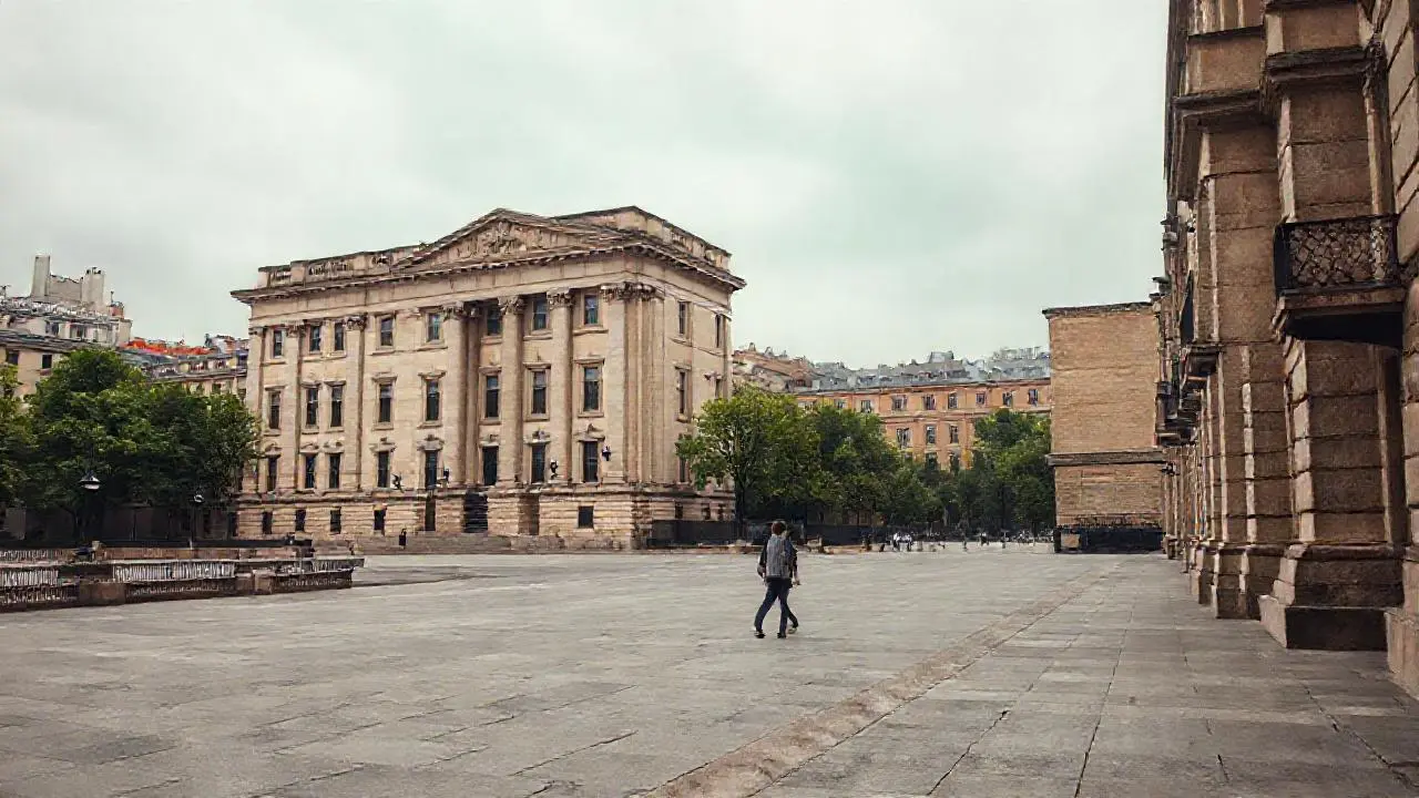 Arquitectura clásica y calma urbana serena