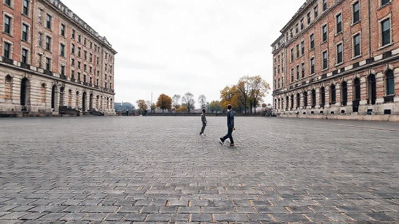Escena urbana tranquila y ligeramente brumosa