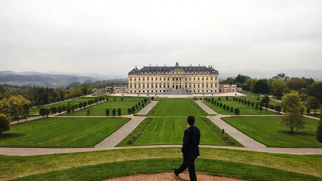 Paisaje palaciego sereno y brumoso