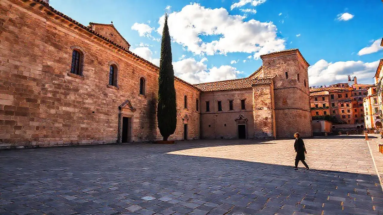 Arquitectura imponente, calma y luz natural