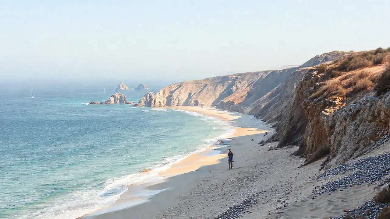 Paisaje costero sereno y amplio