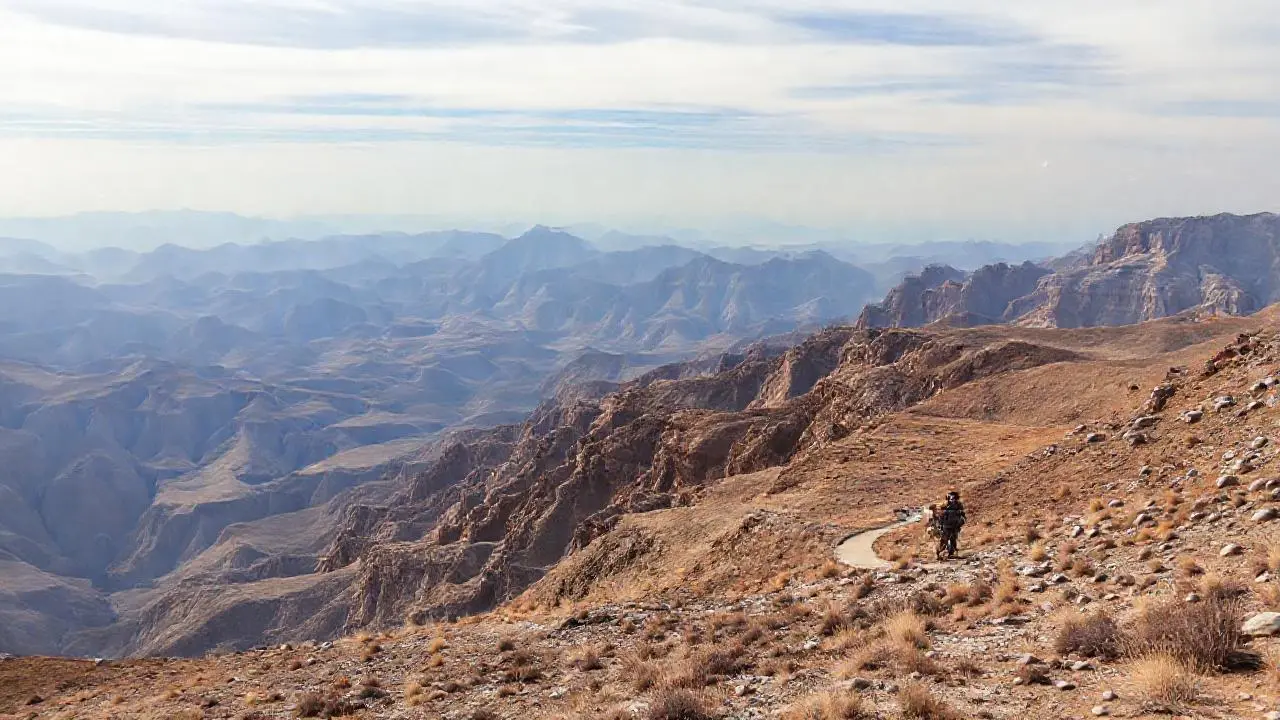 Paisaje montañoso vasto, silencioso y sereno