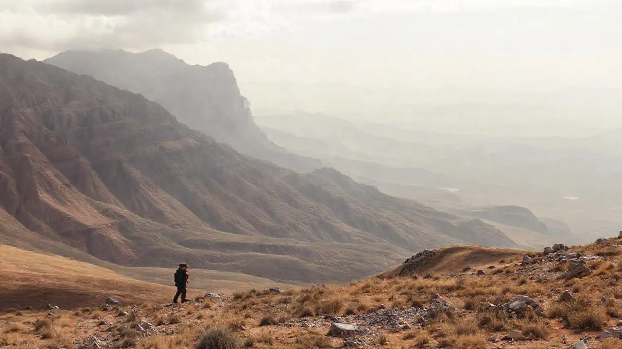 Paisaje vasto, silencioso y geológico