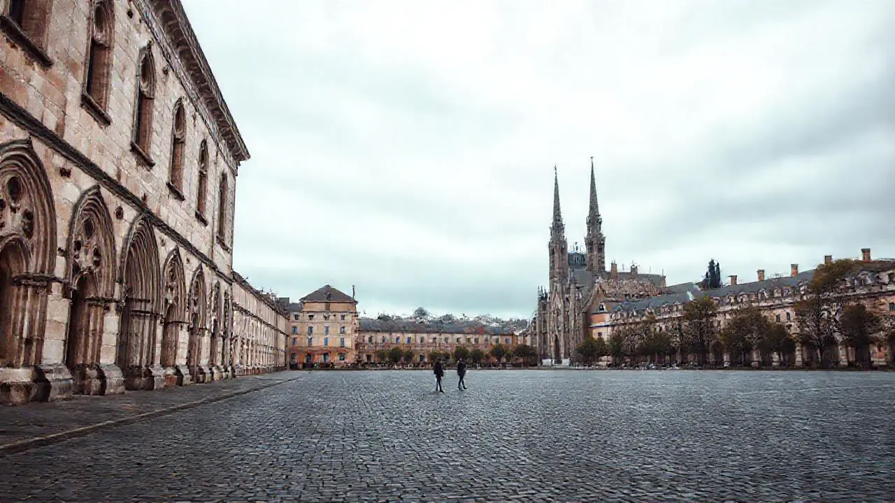 Arquitectura antigua, sobria, con espacio abierto