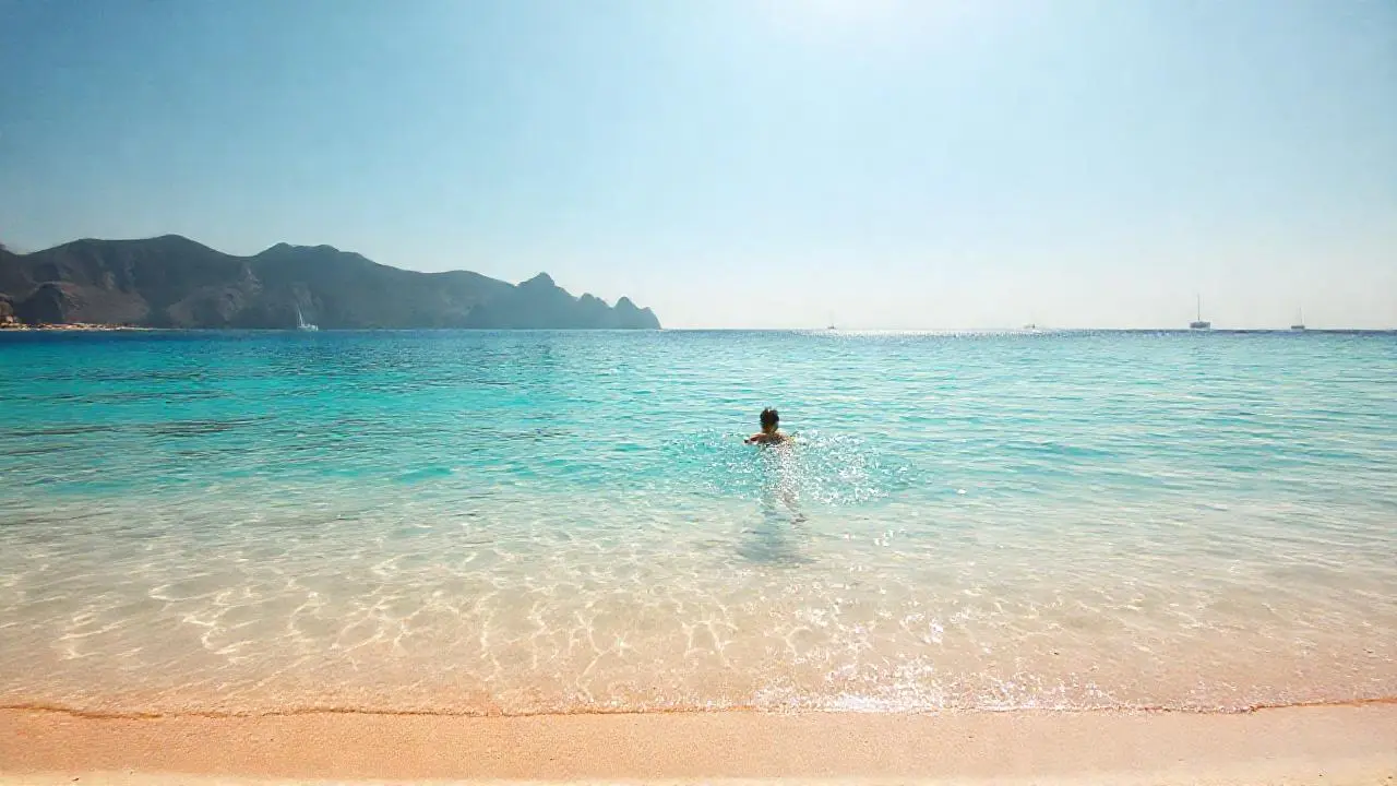 Playa serena, luz cálida y espacio abierto