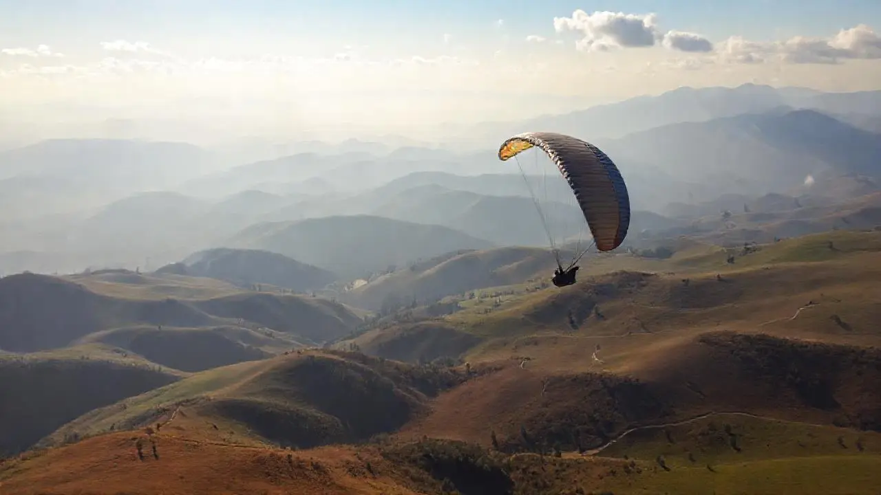 Paz rural, un paracaidista en vuelo