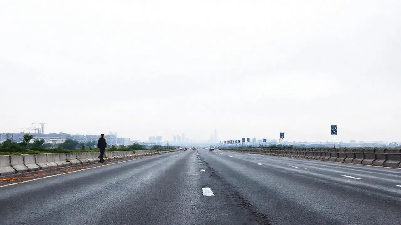 Carretera solitaria, gris y distante