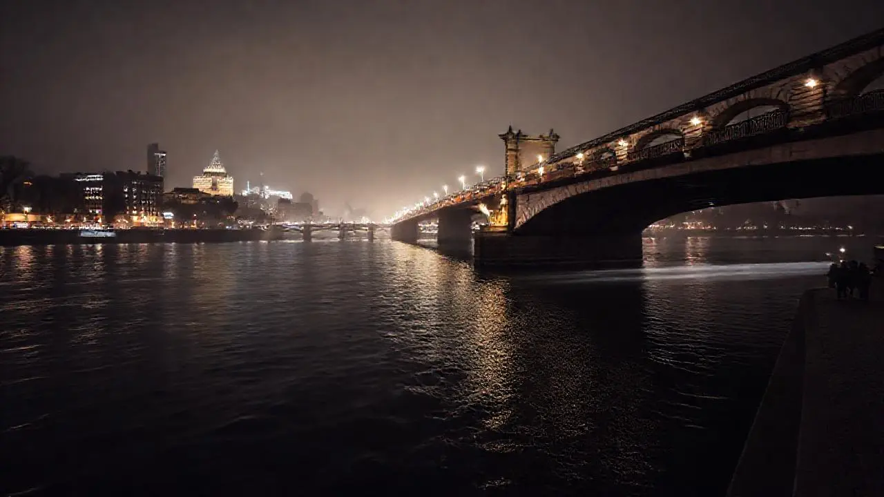 Un río urbano, tranquilo y sombrío
