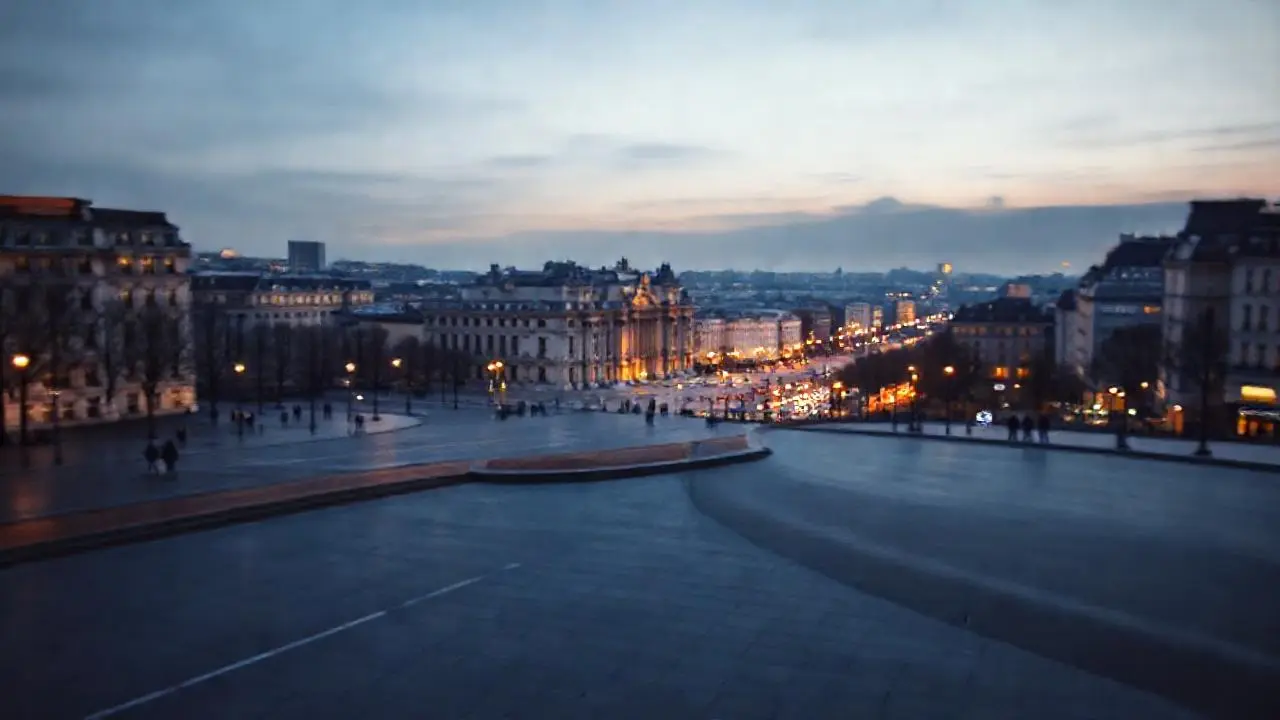Ciudad nocturna, amplia y serena