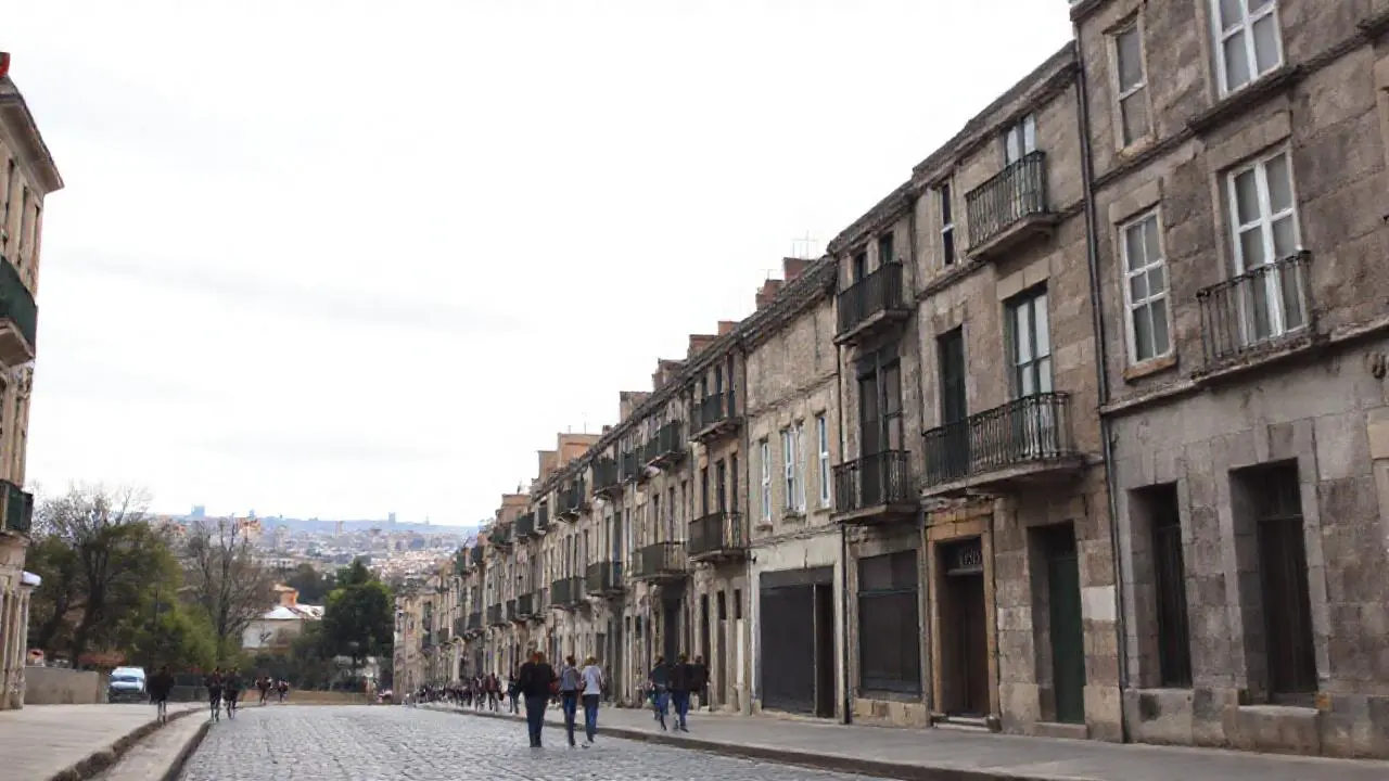 Calle gris, ambiente urbano y tranquilo