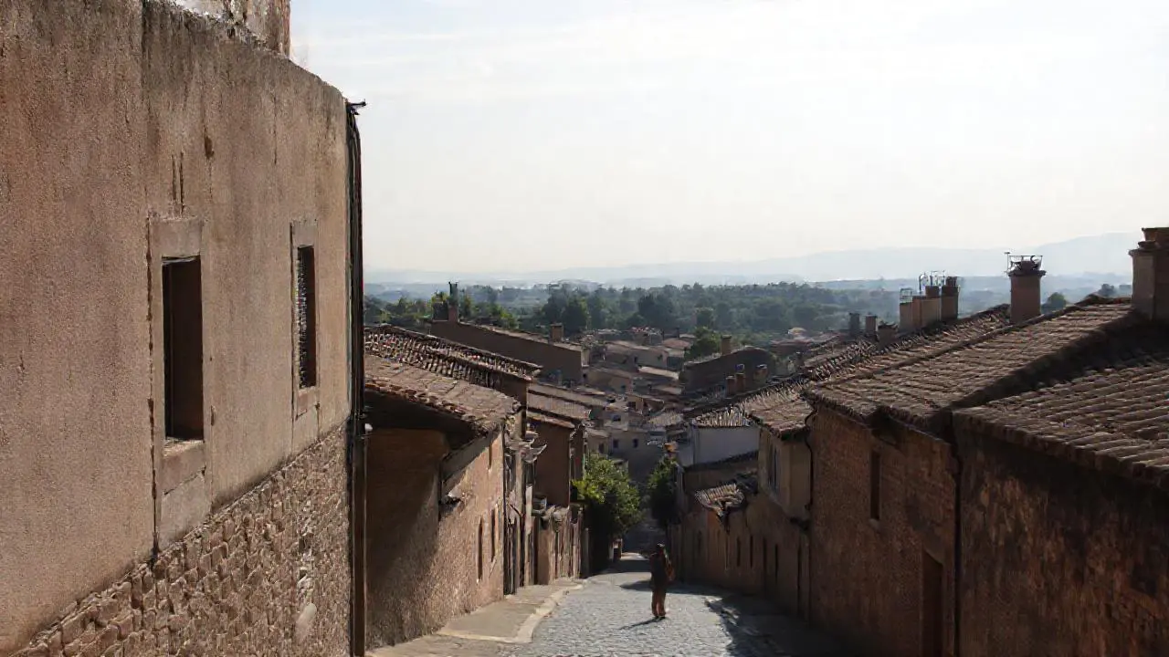 Escena urbana tranquila, luz suave y natural