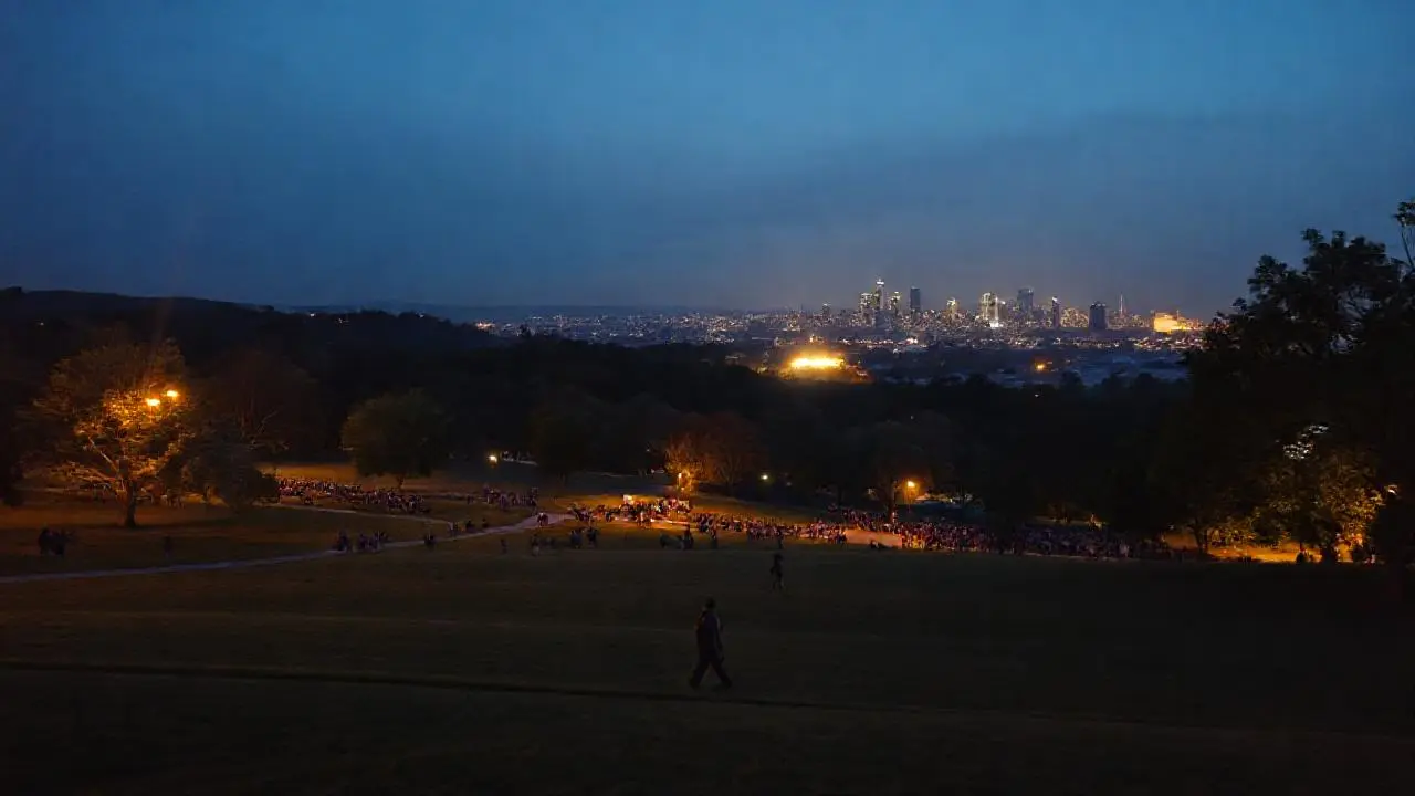 Una noche luminosa, espacio amplio y vida