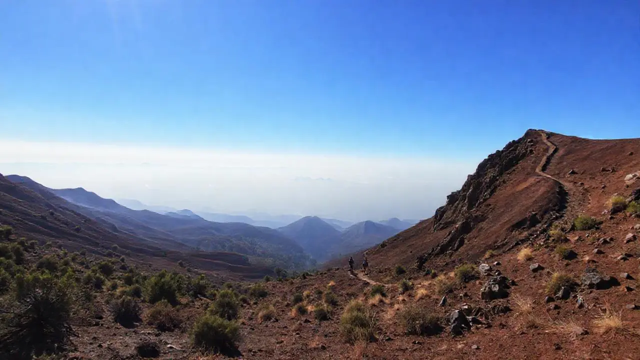 Paisaje volcánico extenso y silencioso