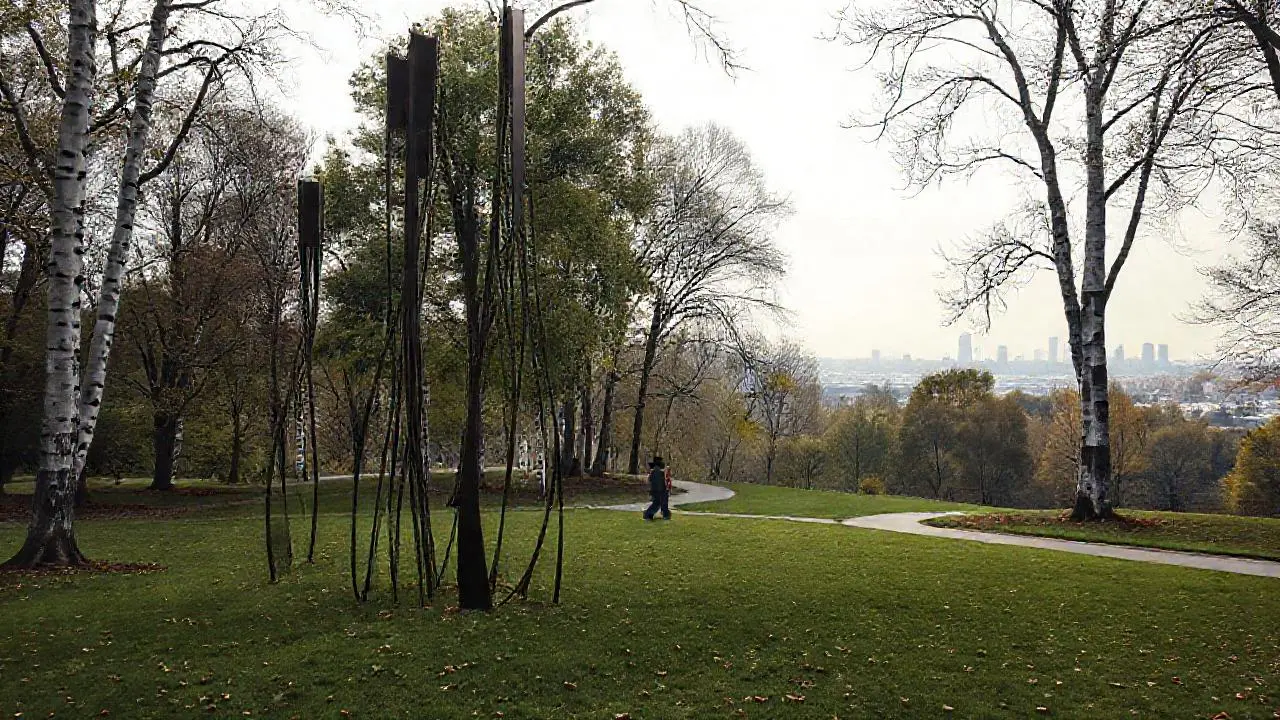 Esculturas abstractas en un parque tranquilo