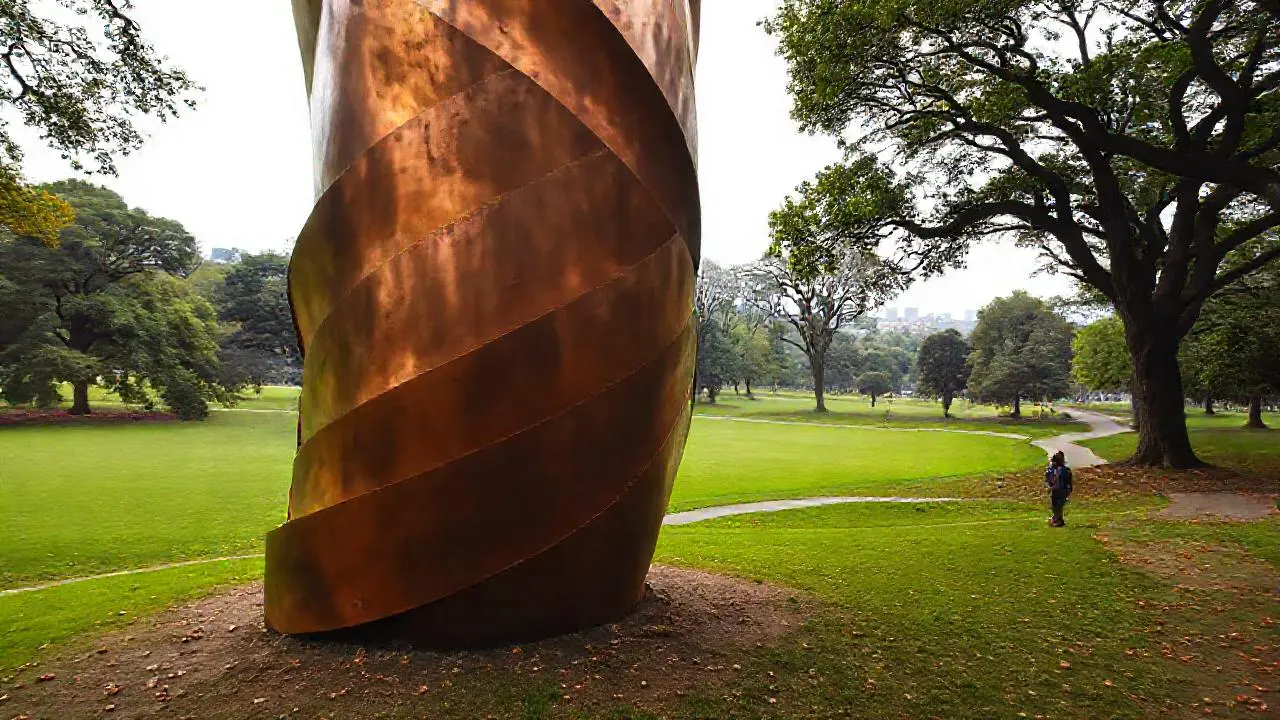 Estructura imponente en parque, luz suave y distante