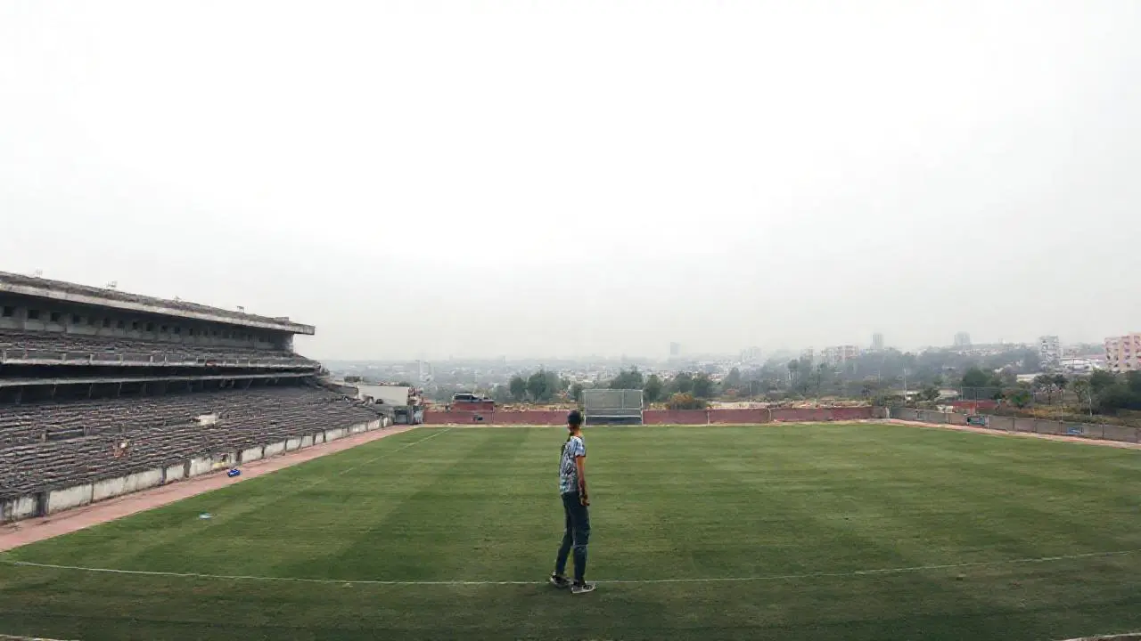 Amplio estadio bajo cielo brumoso