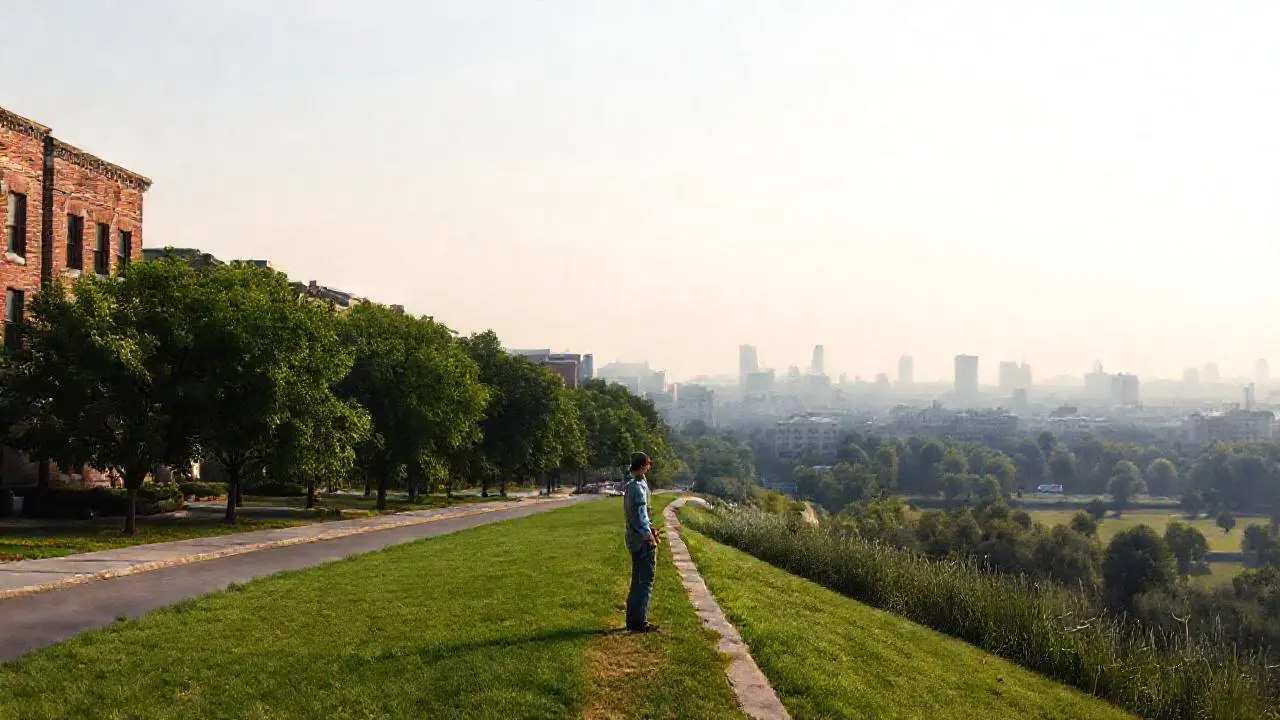 Paz urbana, luz suave y distante