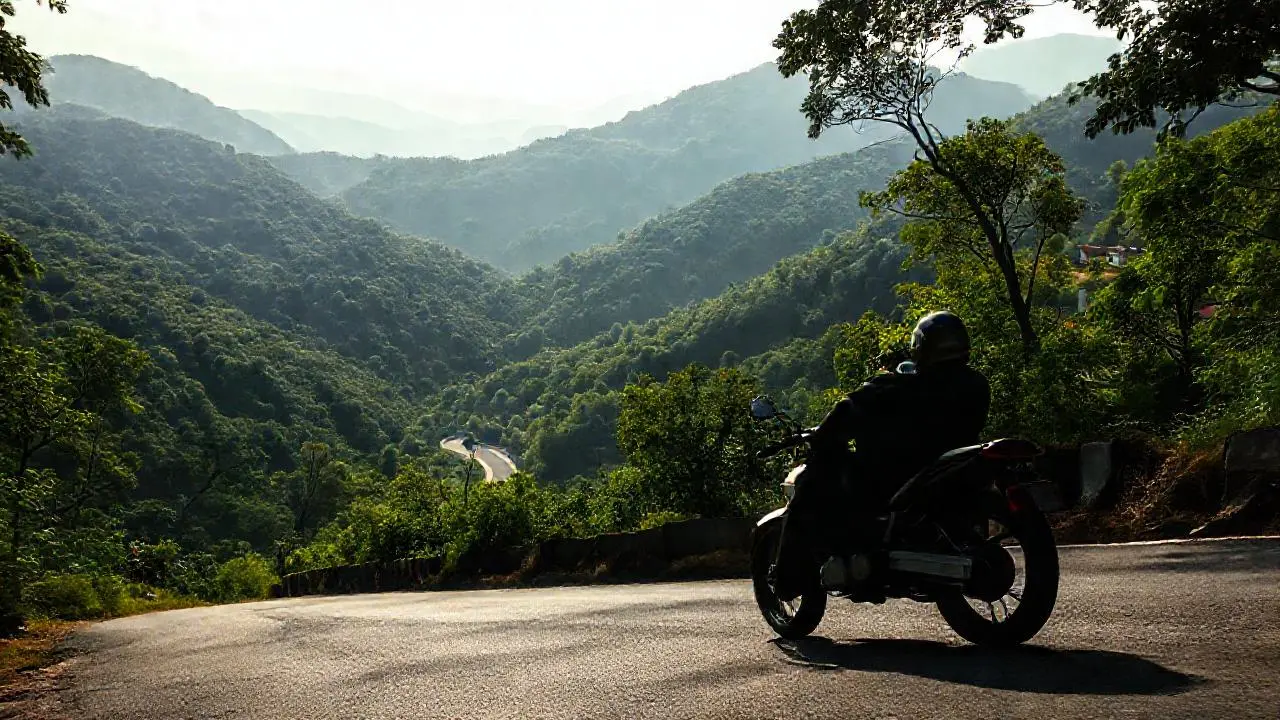 Paisaje montañoso, carretera sinuosa y moto