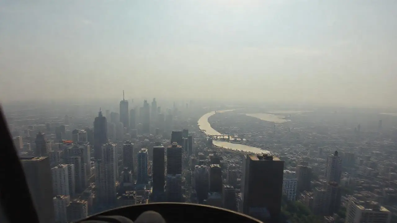Ciudad extensa, atmósfera brumosa y lejana