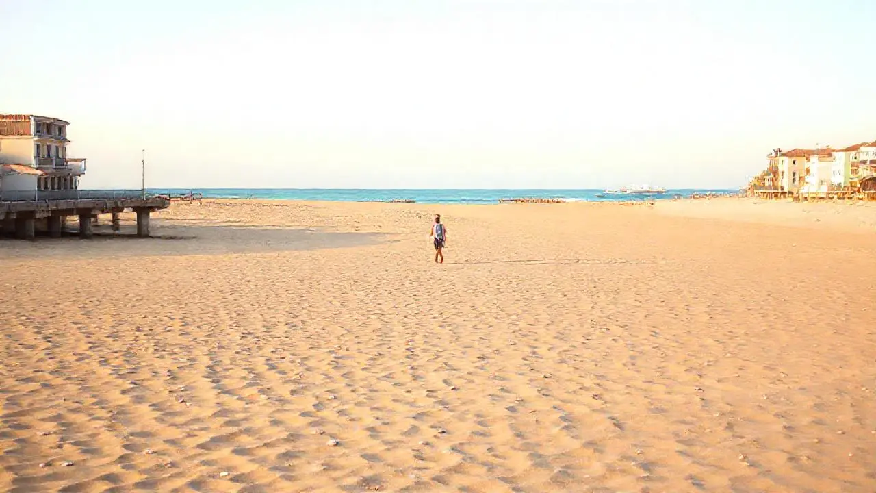 Playa serena, luz cálida y horizonte amplio