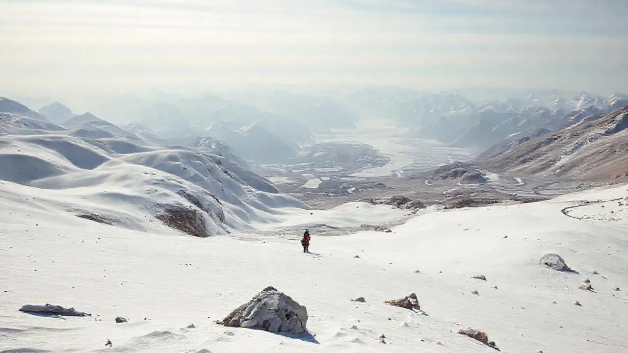 Paisaje montañoso vasto, sereno y agreste