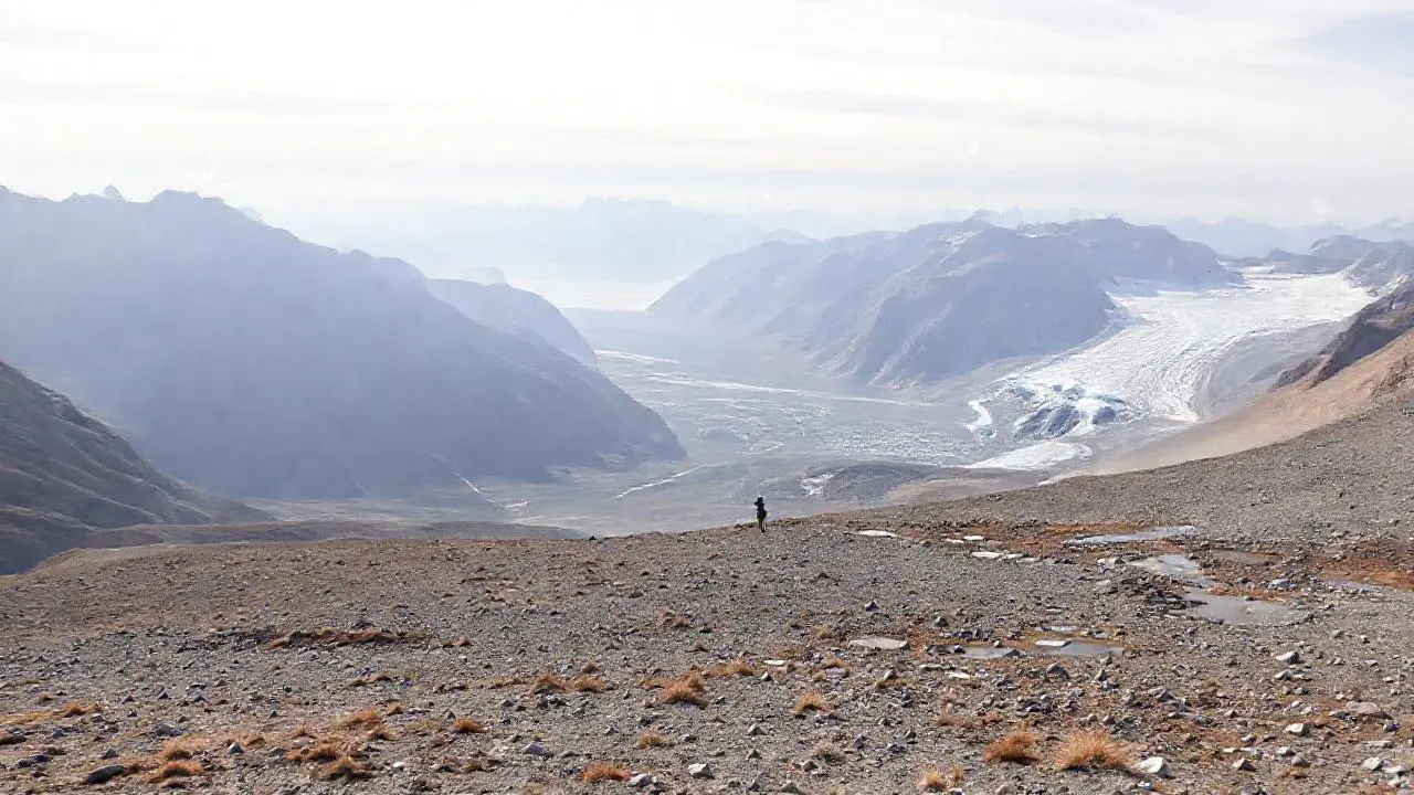 Paisaje montañoso vasto, remoto y silencioso