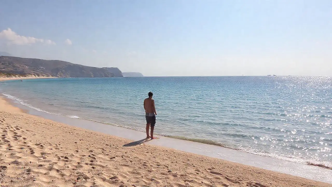 Playa tranquila bajo un cielo amplio
