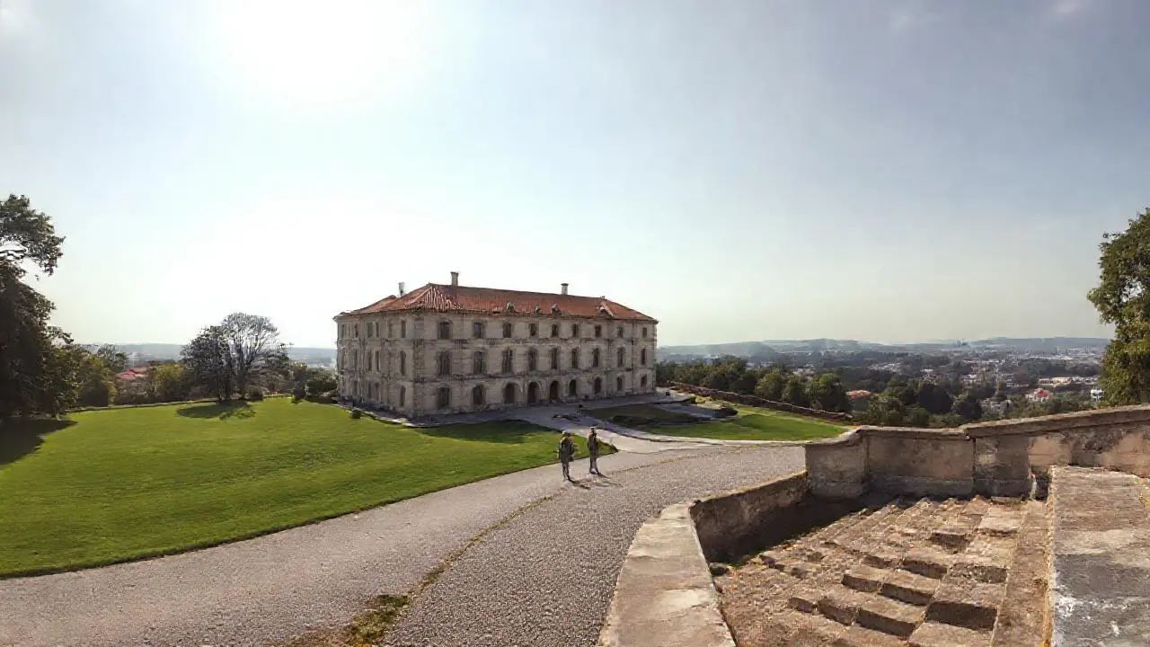 Edificio antiguo en paisaje sereno y vasto