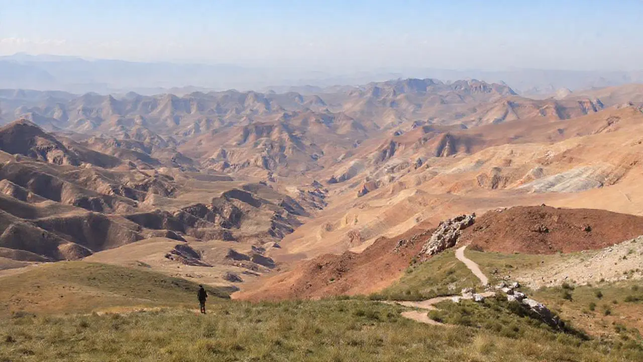 Paisaje amplio, suave y ligeramente brumoso