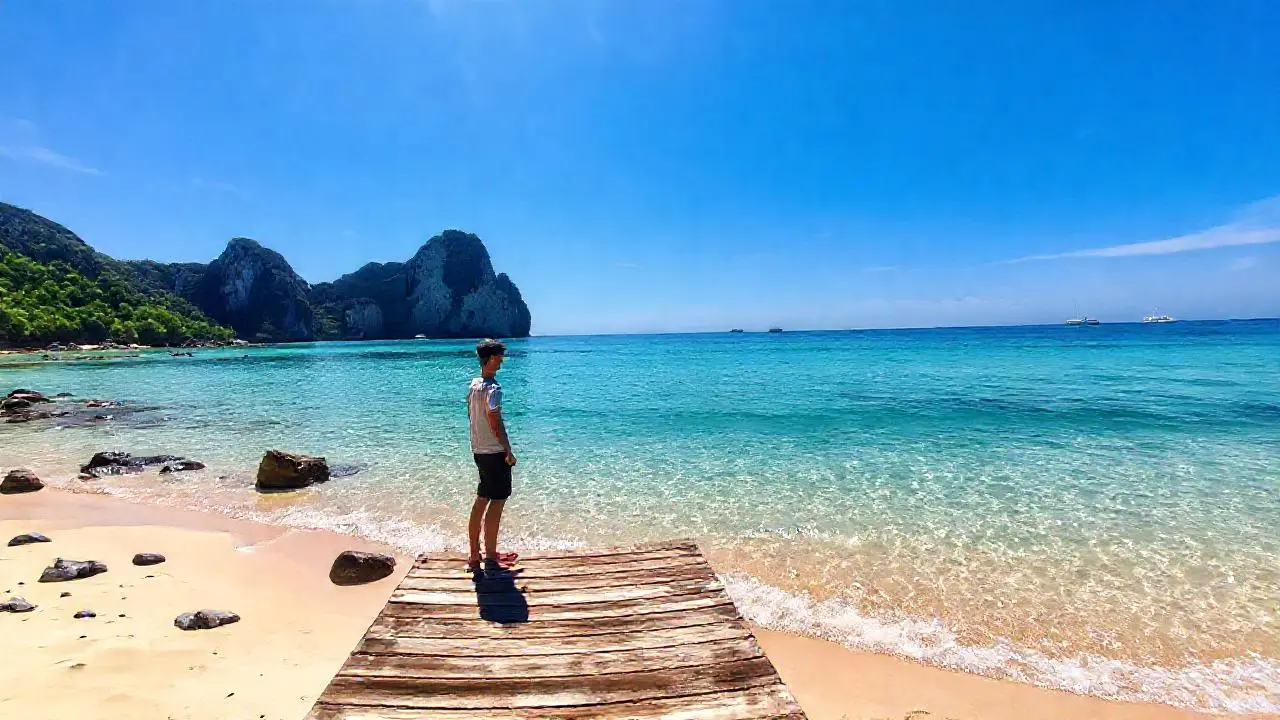 Playa serena, luz cálida y relajación
