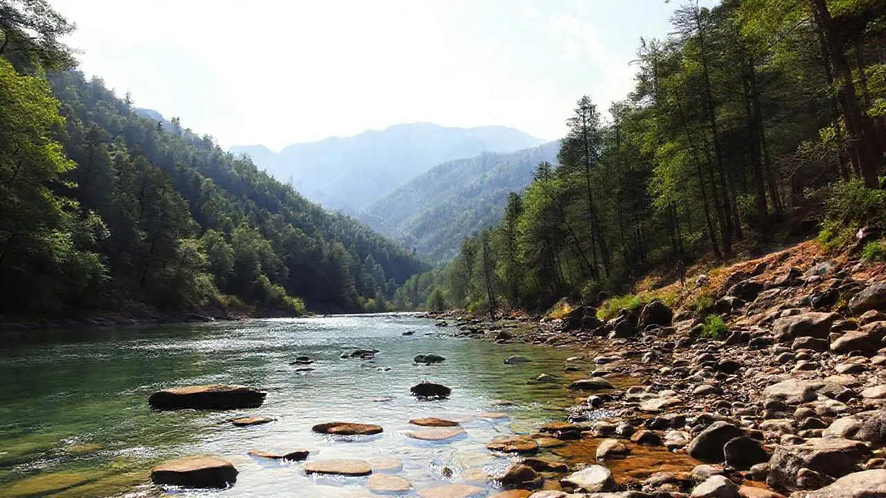 Un valle verde y sereno se extiende