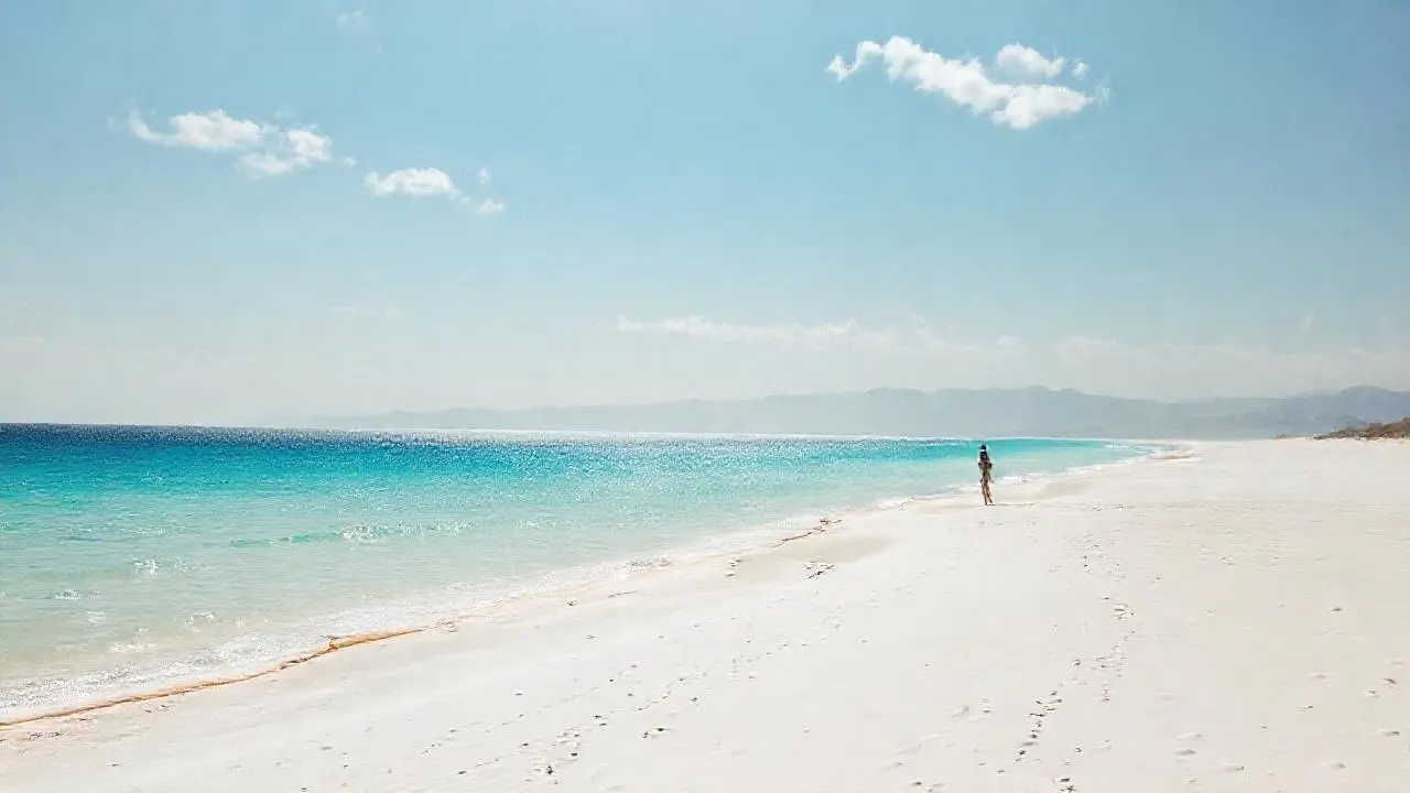 Playa serena, luz cálida y horizonte lejano