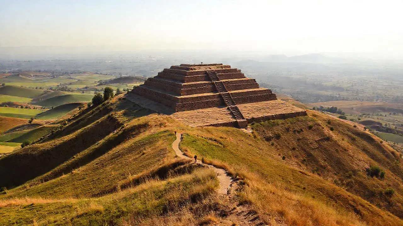Paisaje árido, pirámide antigua, luz cálida