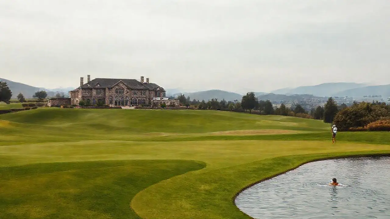 Paisaje tranquilo, golf y elegante construcción