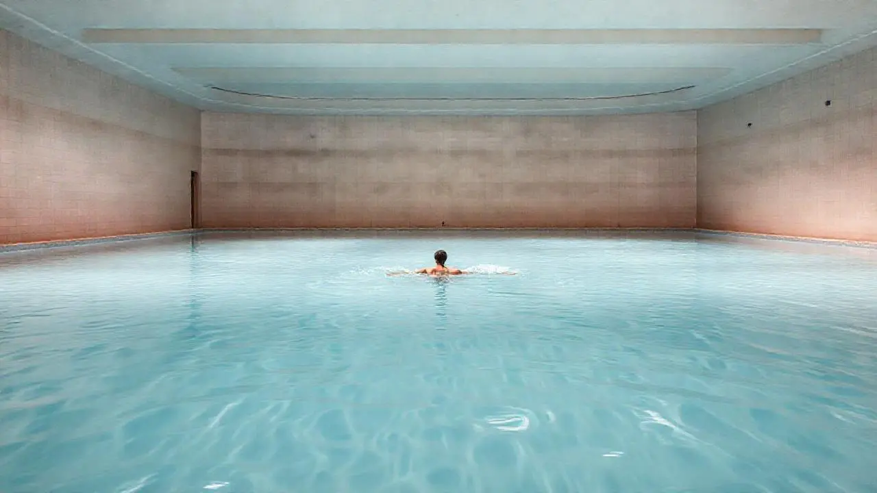 Piscina serena, amplitud y calma dominan