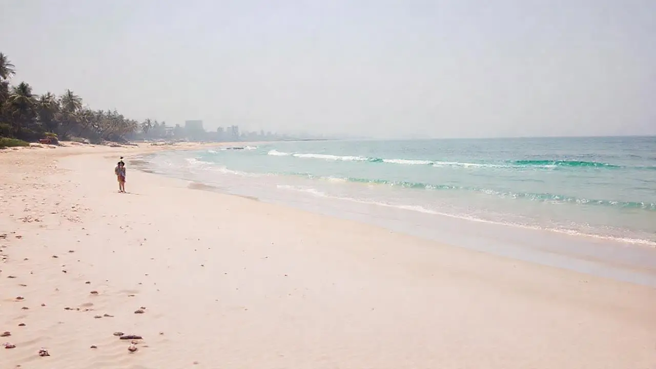 Playa serena, luz cálida y vasta
