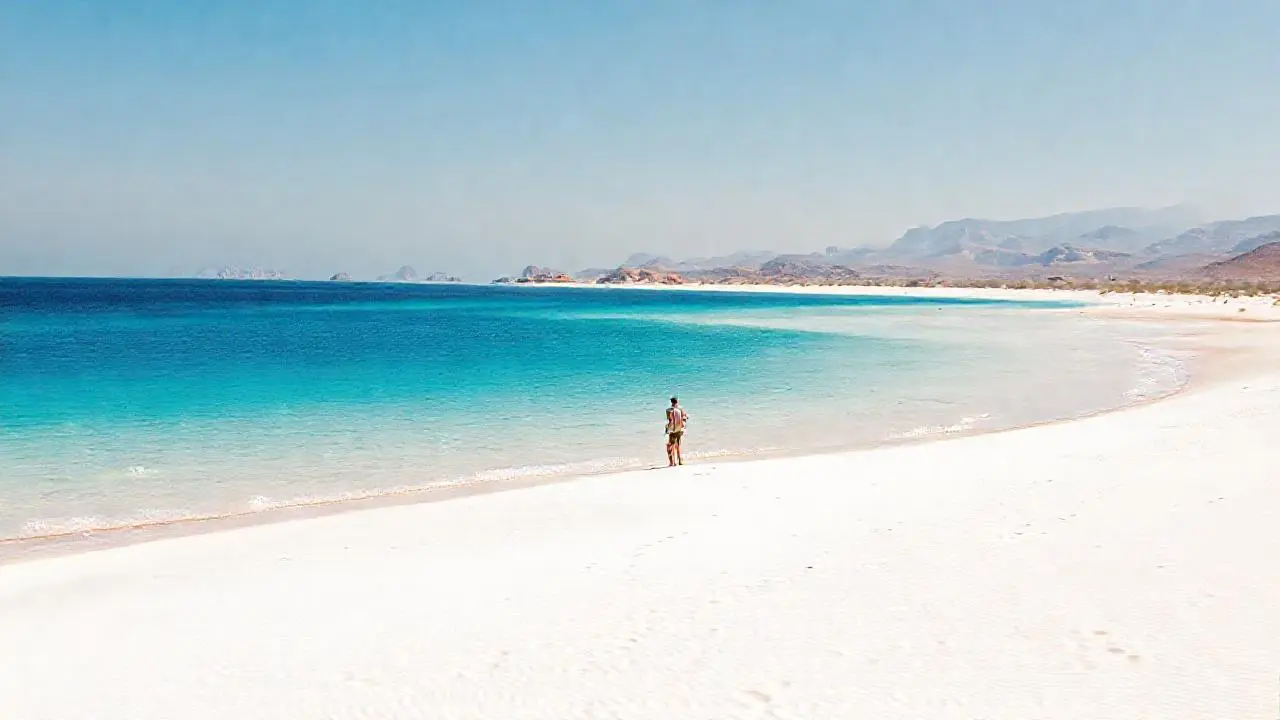 Playa serena, luz cálida y horizonte amplio