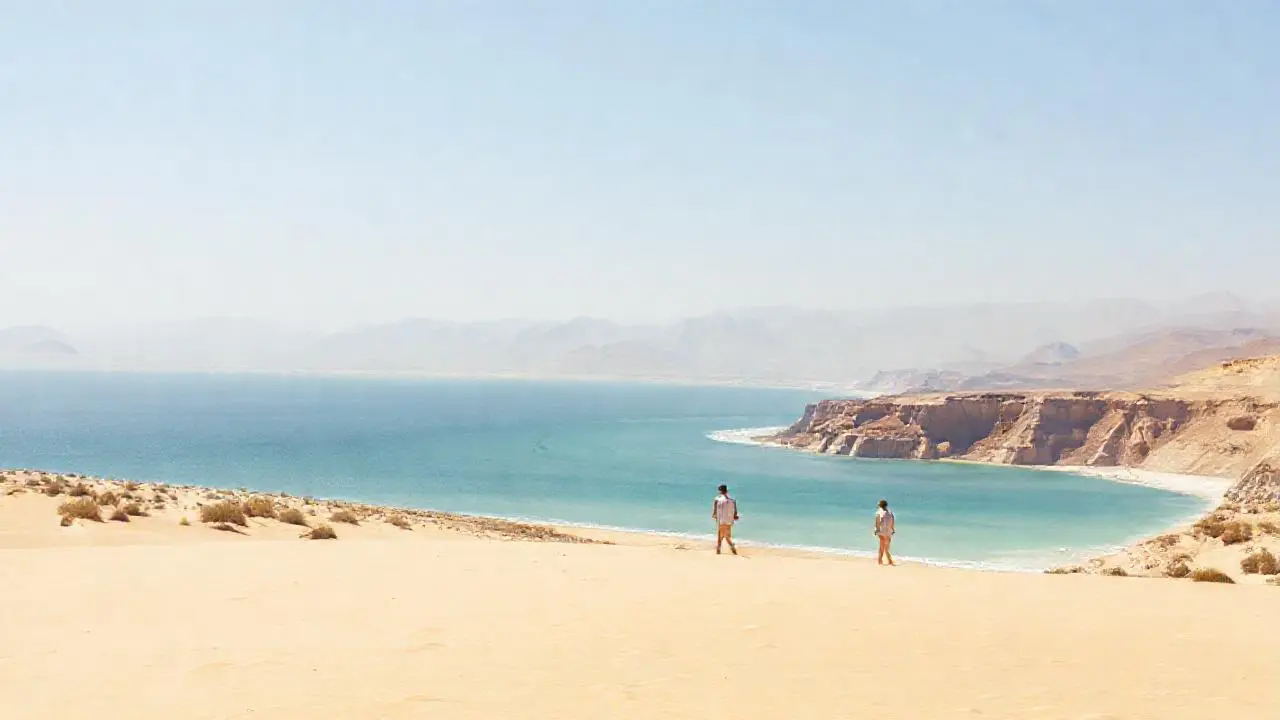 Paisaje desértico, costa tranquila y vasto cielo