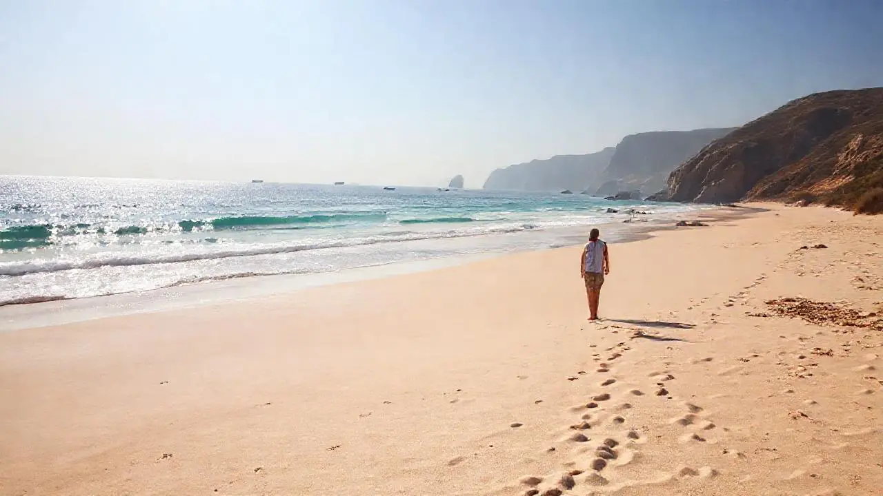 Costa serena, luz cálida y relajada