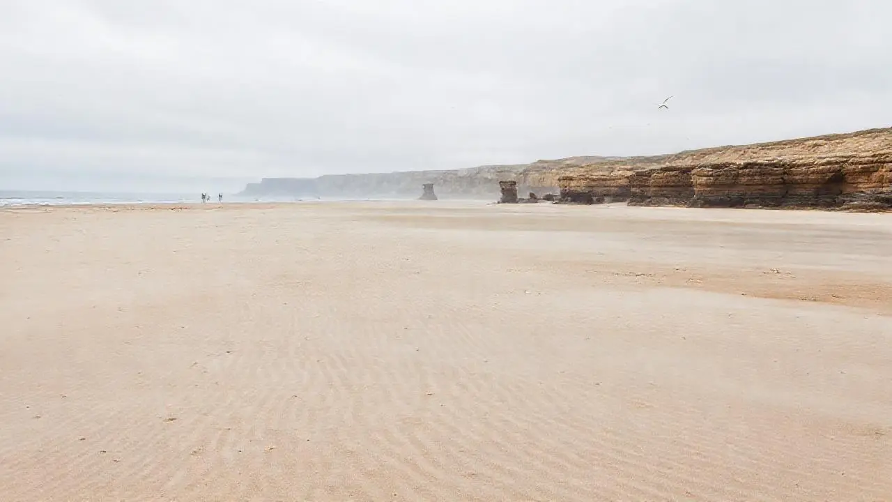 Paisaje costero amplio, sereno y natural